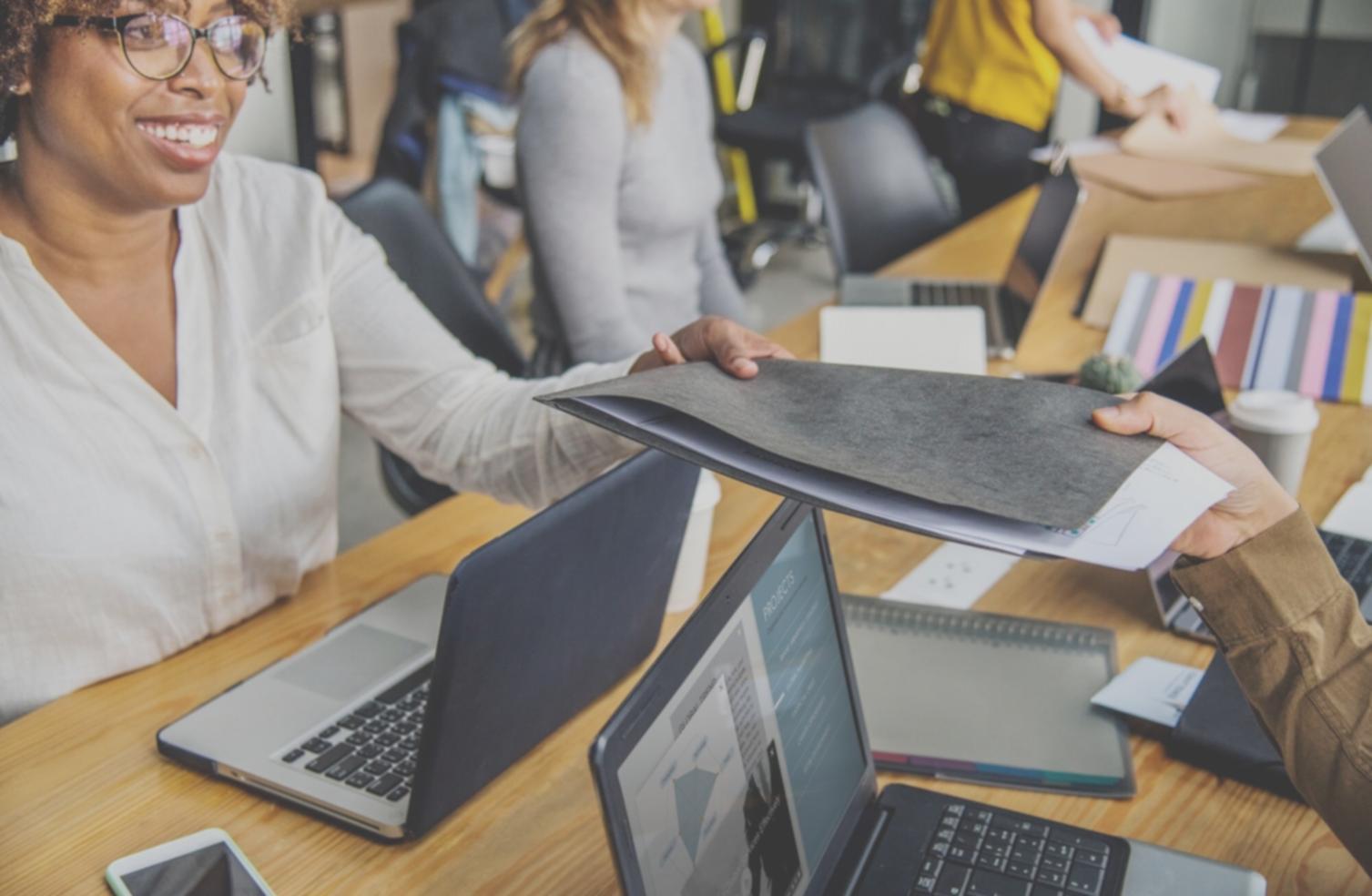 Aula moderna con estudiantes trabajando en análisis financiero