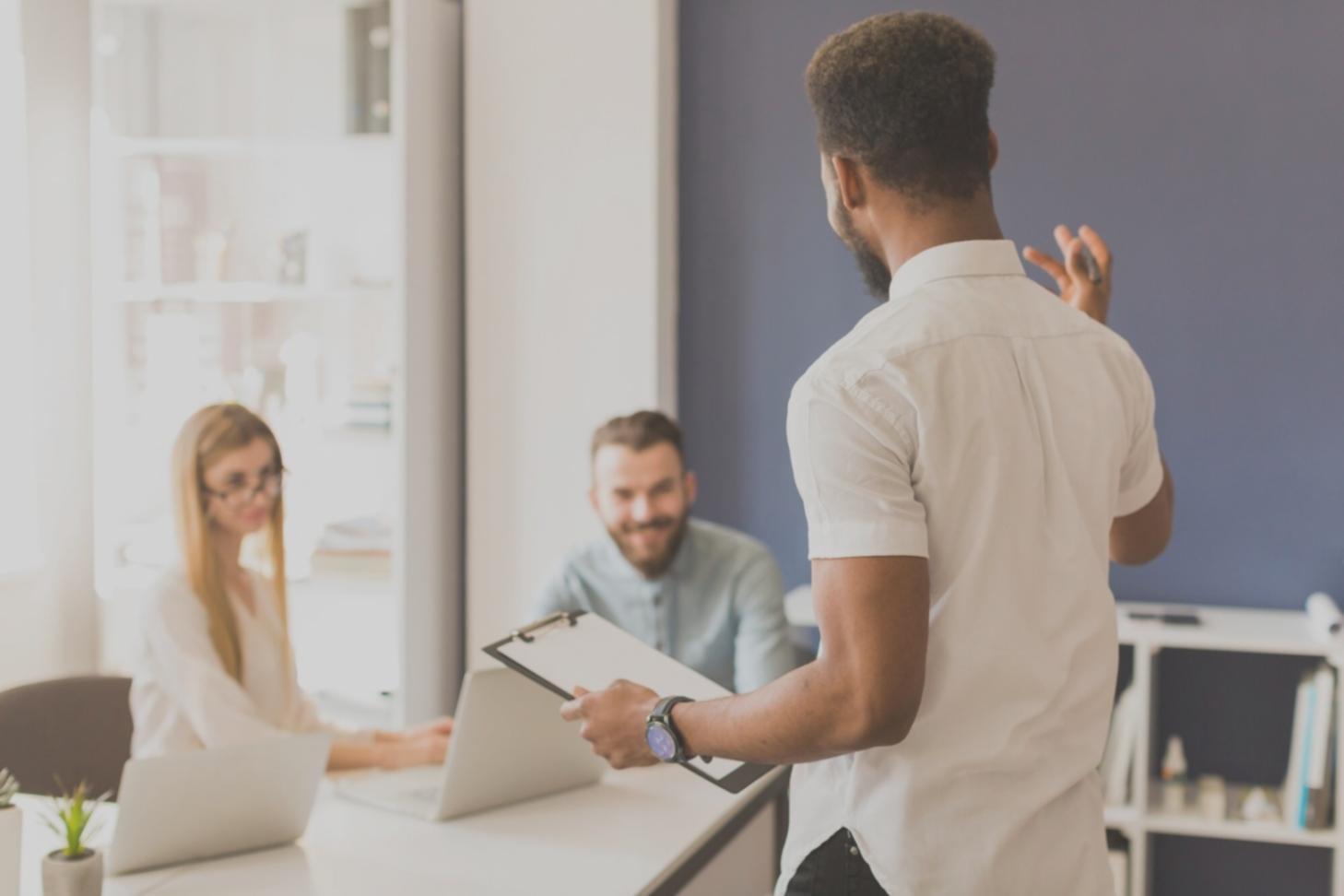 Profesionales analizando datos financieros en oficina moderna